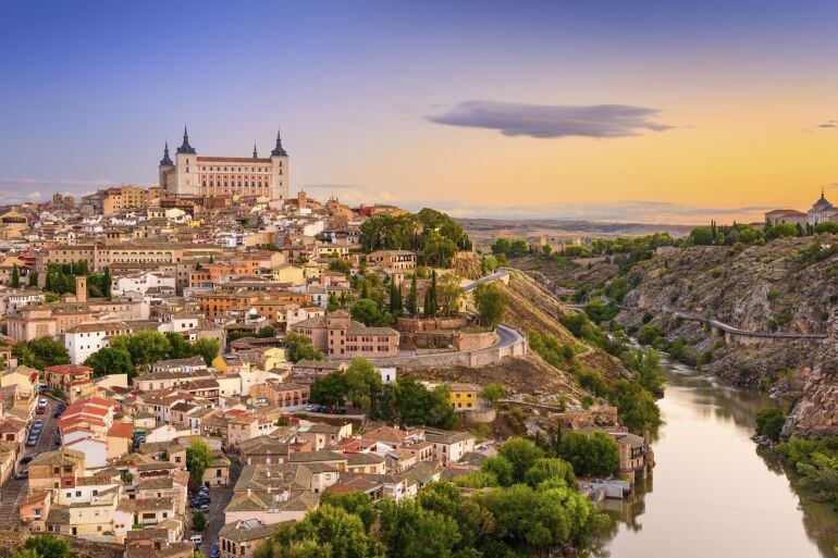 Vista de la ciudad, junto al río.