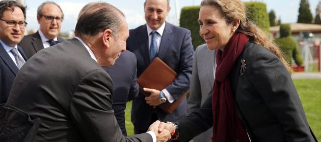 Quini saluda a la infanta Elena a su llegada a las instalaciones de Mareo