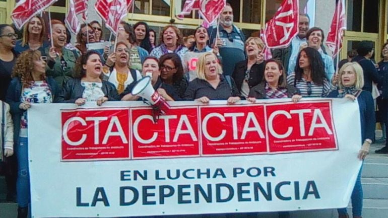 Trabajadoras de ayuda a domicilio, en su última protesta ante el Ayuntamiento.