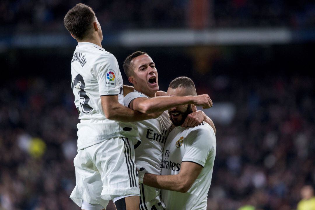 Los jugadores del Madrid celebran el gol de Lucas