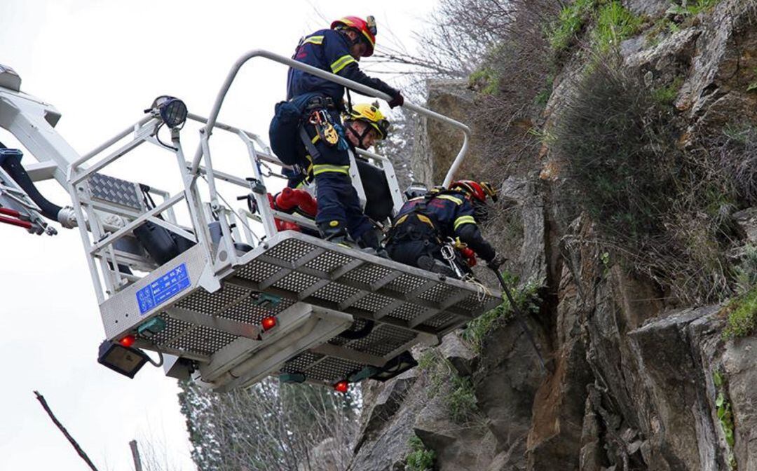 Trabajos de bomberos en la Ronda del Valle