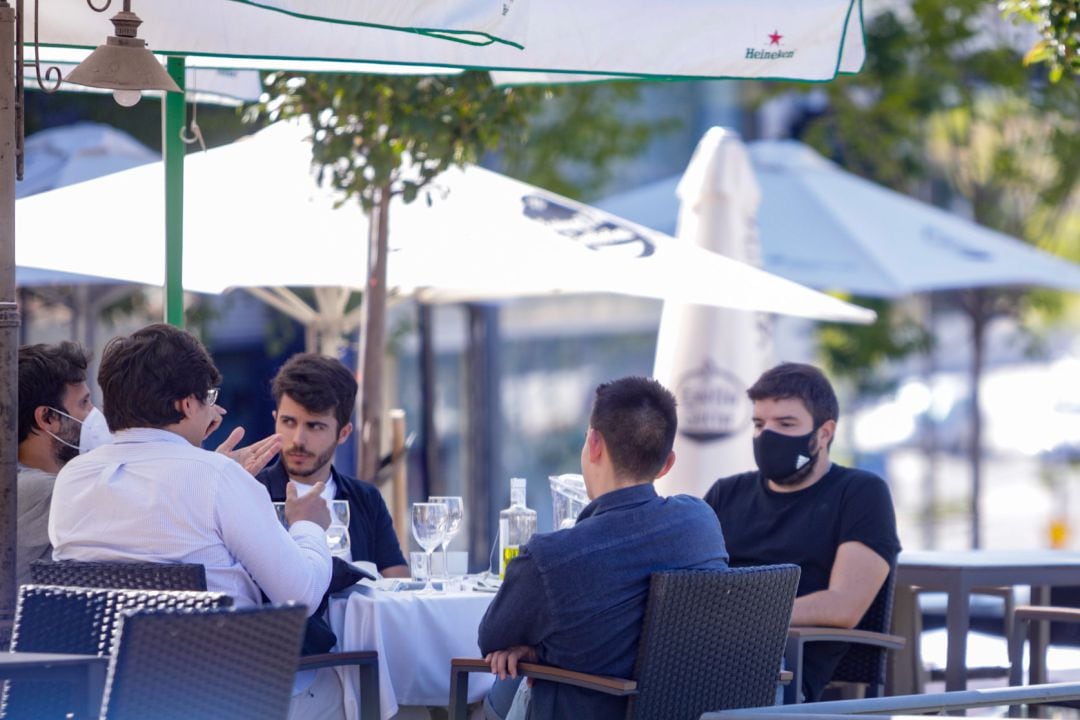 Clientes en una terraza de un bar, en Madrid