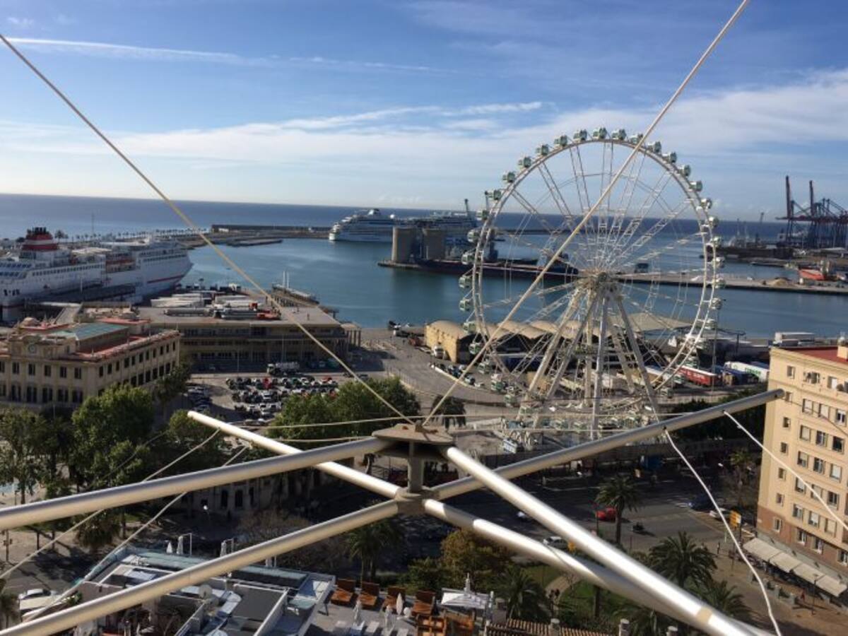 Los vecinos piden la retirada de la noria tras perder su intimidad durante un año