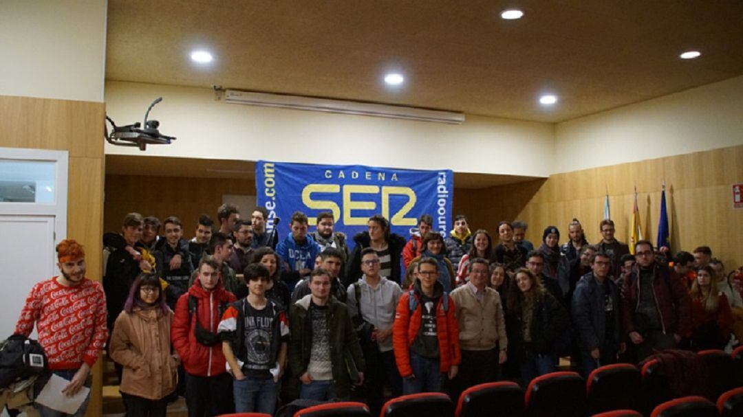 El equipo de Radio Ourense Cadena SER con alumnado y profesorado del CIFP A Farixa