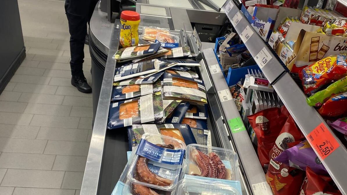 Robo de alimentos no básicos en un supermercado