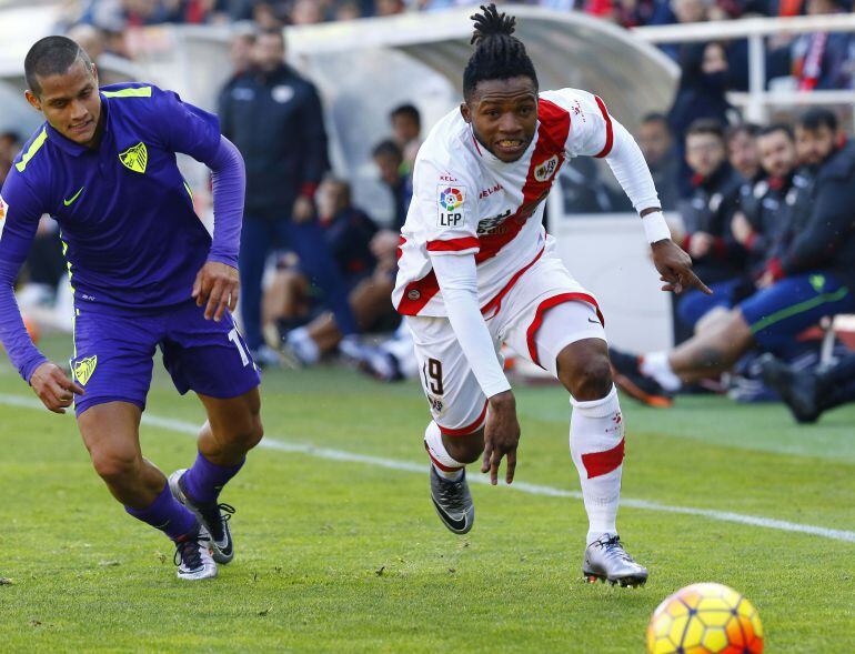 Lass Bangoura guía el balón durante un partido con el Rayo