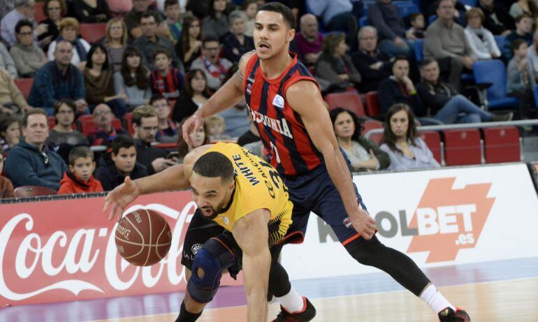 El base del Iberostar Tenerife, Davin White, trata de superar la defensa del baskonista Shane Larkin.