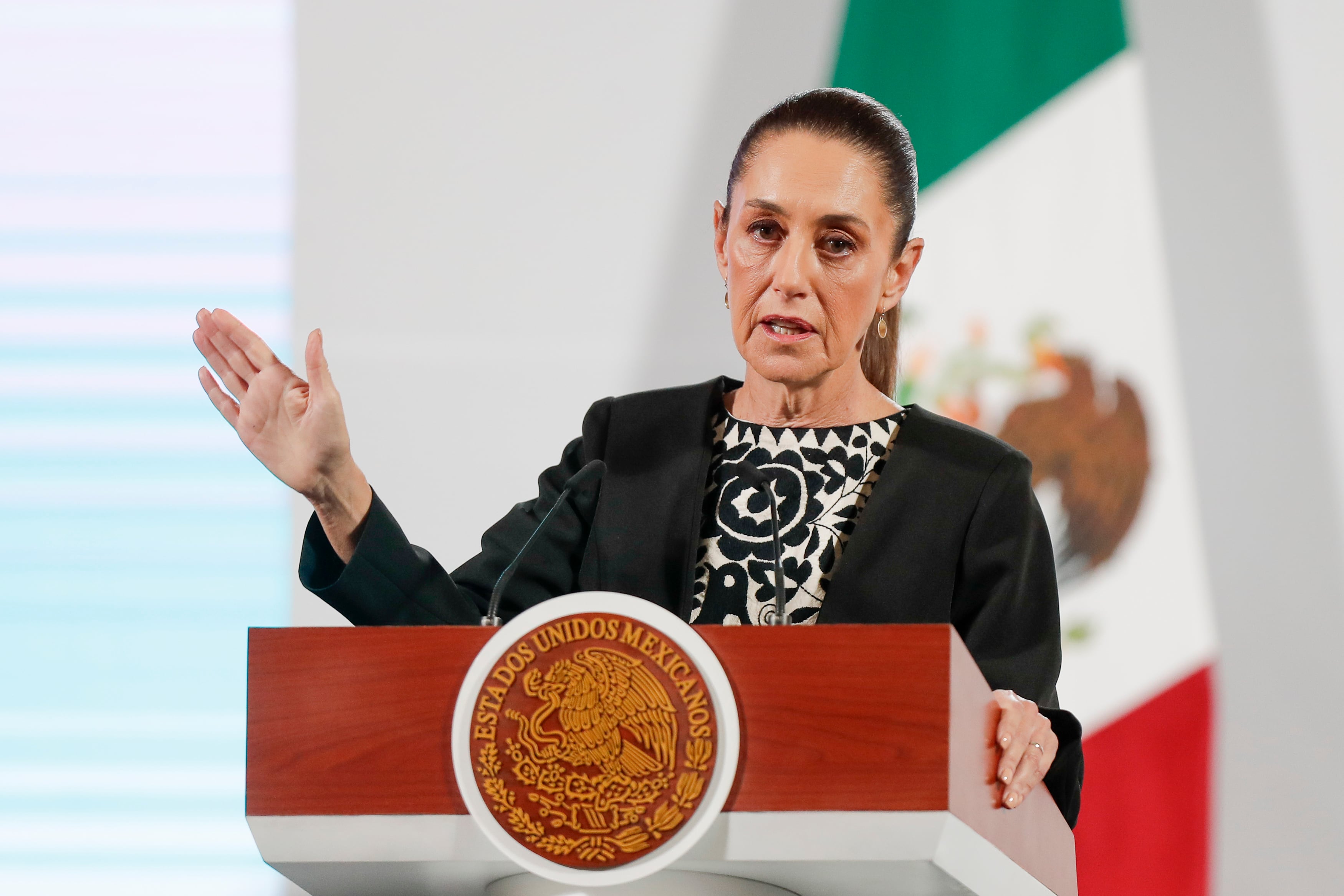 La presidenta de México, Claudia Sheinbaum, habla durante una rueda de prensa este martes, en el Palacio Nacional en Ciudad de México