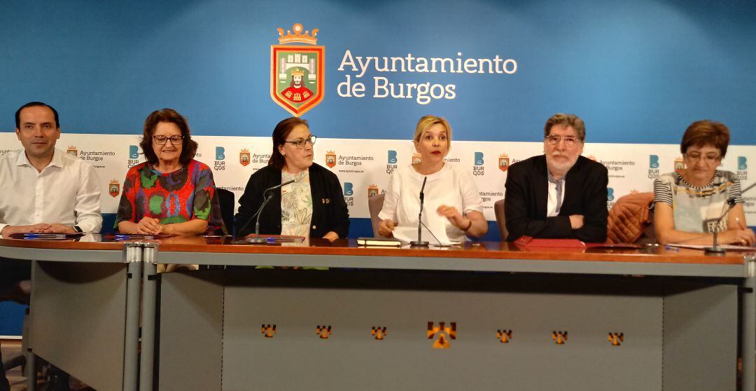 La concejala de Servicios Sociales, Sonia Rodríguez (centro, de blanco) junto a algunos representantes de las entidades en la firma de los convenios de inserción laboral