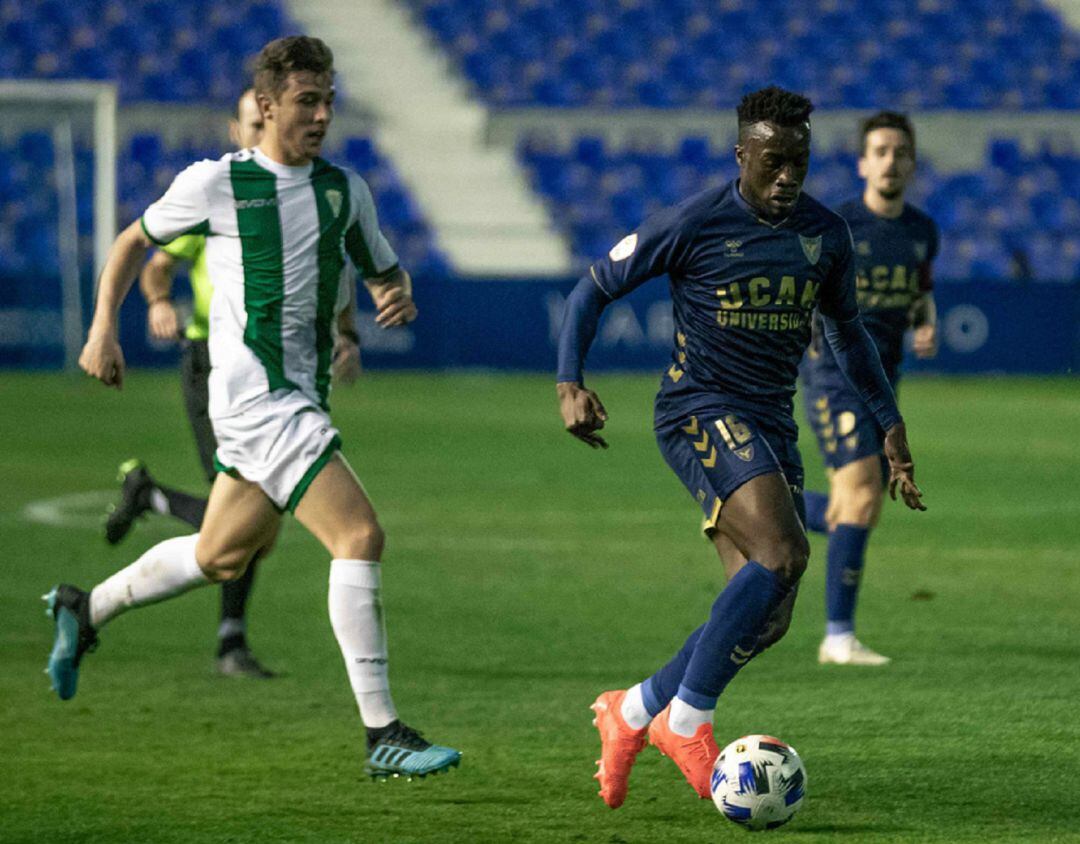 Buyla conduciendo el balón ante el Córdoba