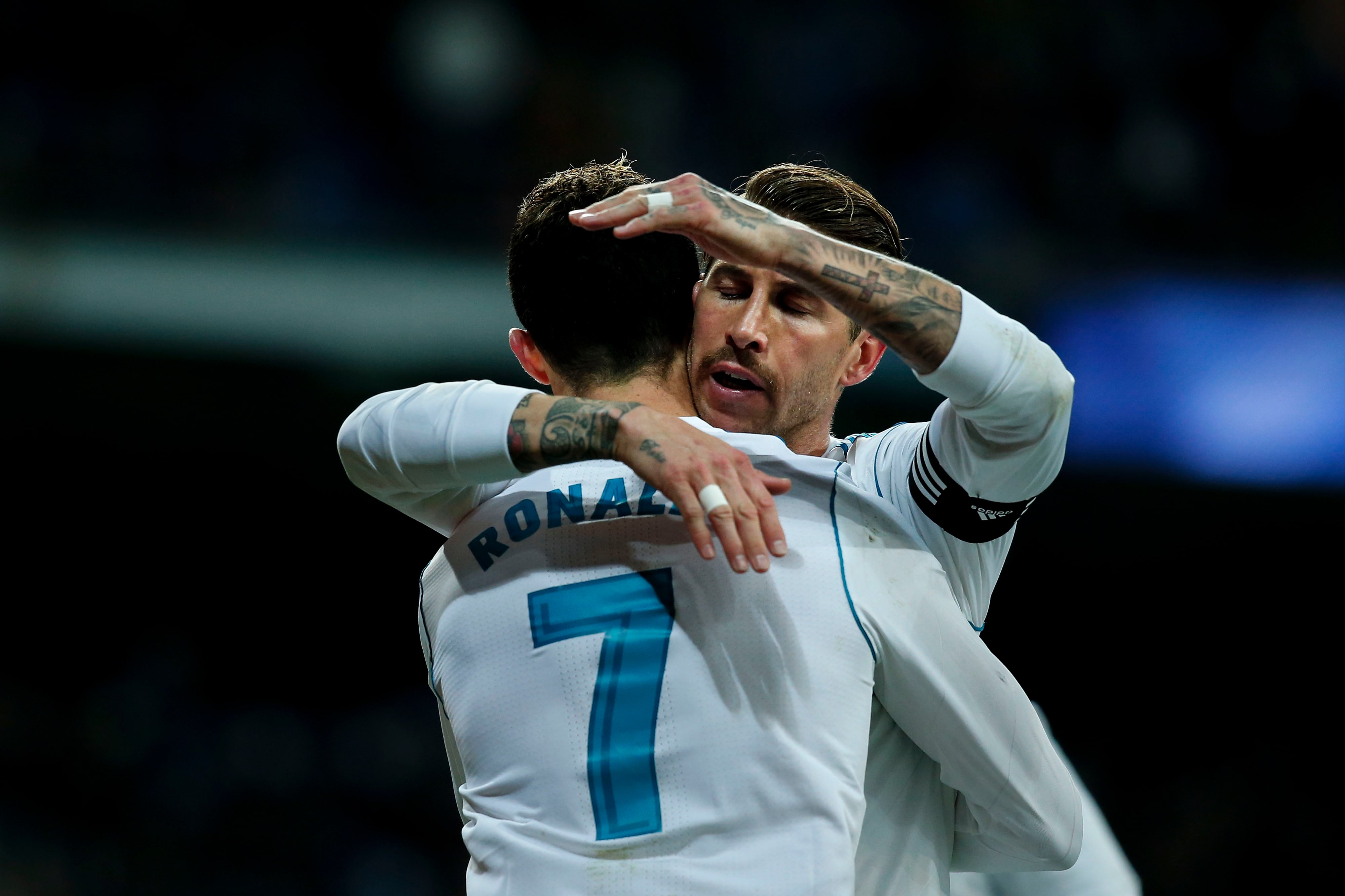 Cristiano Ronaldo y Sergio Ramos se abrazan durante un partido con el Madrid