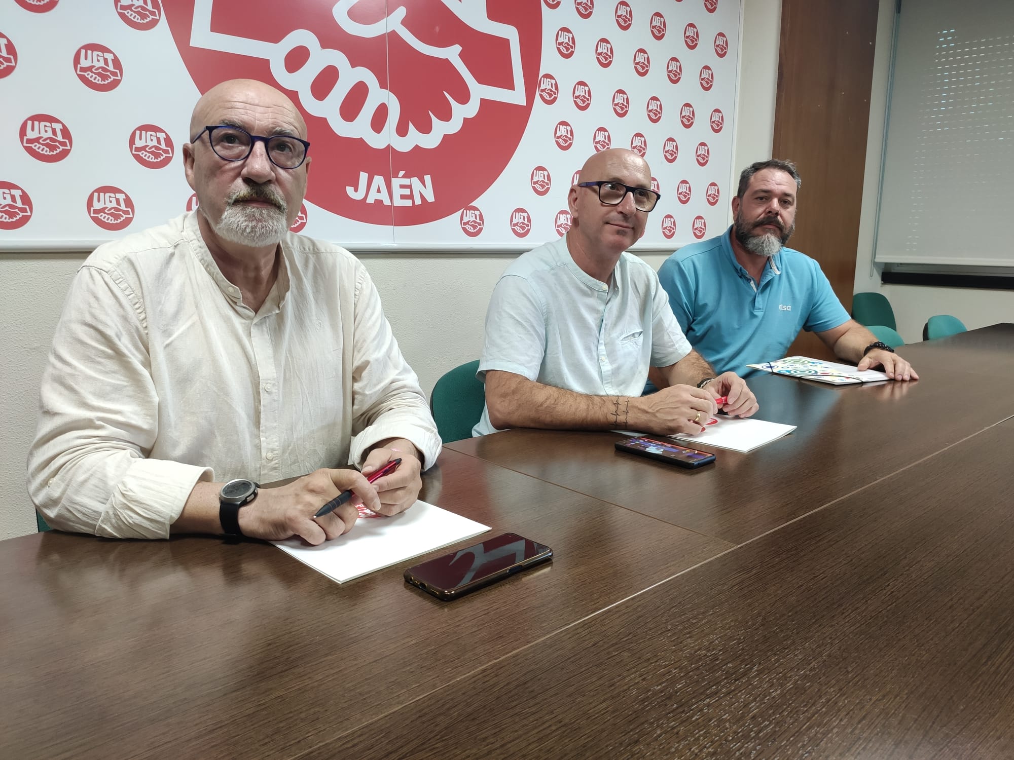 Javier Lacarra, Secretario de Organización de FeSMC UGT Jaén; Jesús Dueñas, secretario general de FeSMC UGT Jaén; Pablo Molina, portavoz comité empresa autobuses urbanos de Jaén.