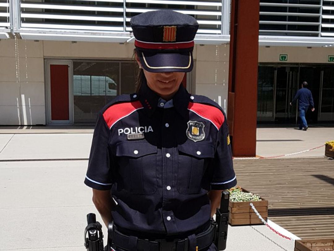 Imagen de archivo que muestra una agente de los Mossos d'Esquadra