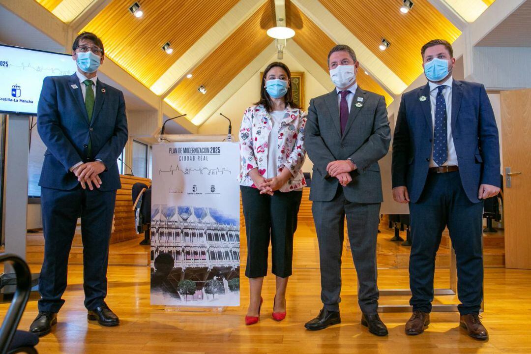Emiliano García Page, presidente de Castilla La Mancha, junto a la alcaldesa, Pilar Zamora, consejero de Fomento, Nacho Hernando y Jose Manuel Caballero, presidente de la Diputación de Ciudad Real