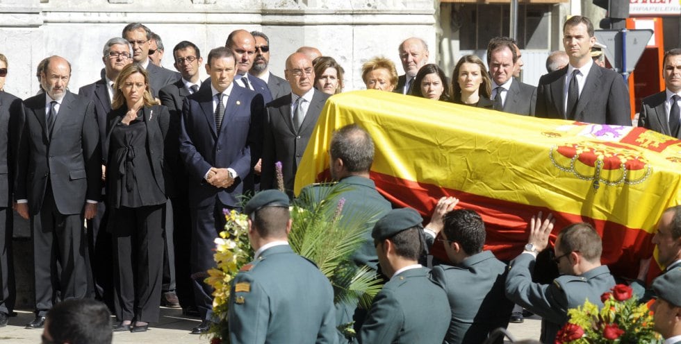 Chacón, junto a Rubalcaba e Ibarretxe, en el funeral de uno de los fallecidos en un atentado de ETA al cuartel de Legutiano, en mayo de 2008