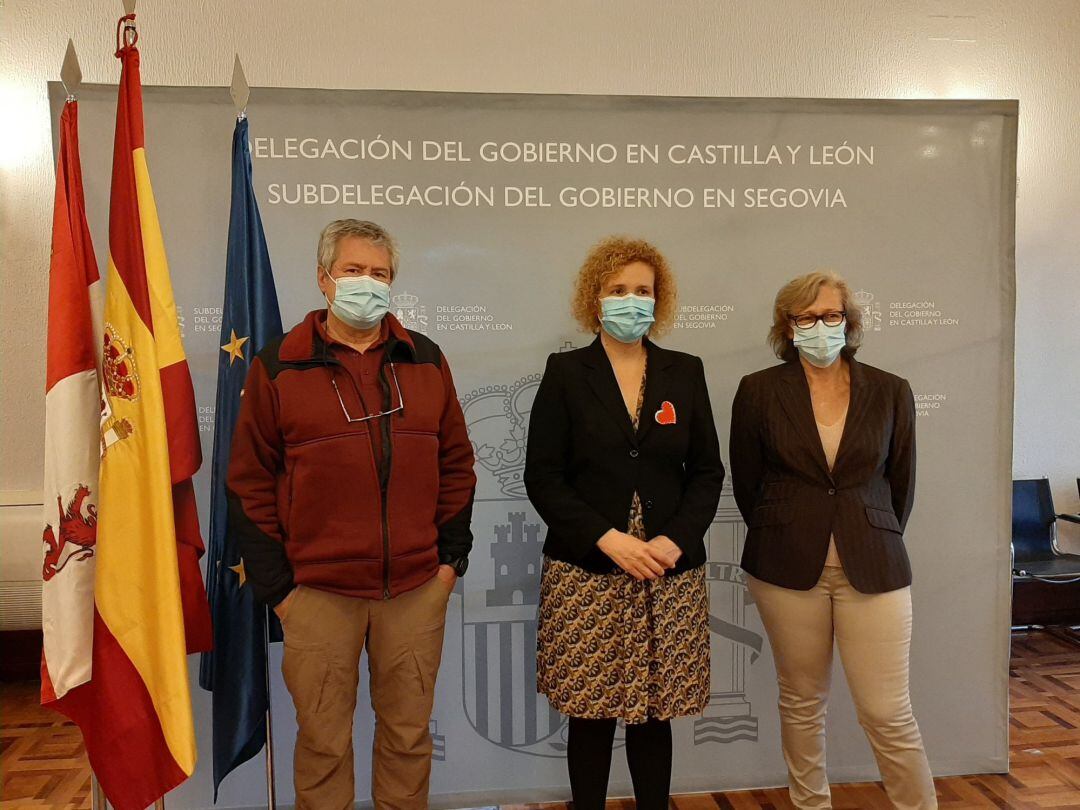 El director de Montes de Valsaín, Javier Donés (izquierda), la subdelegada del Gobierno, Lirio Martín (centro) y la nueva directora del Ceneam, Mercedes González de la Campa.