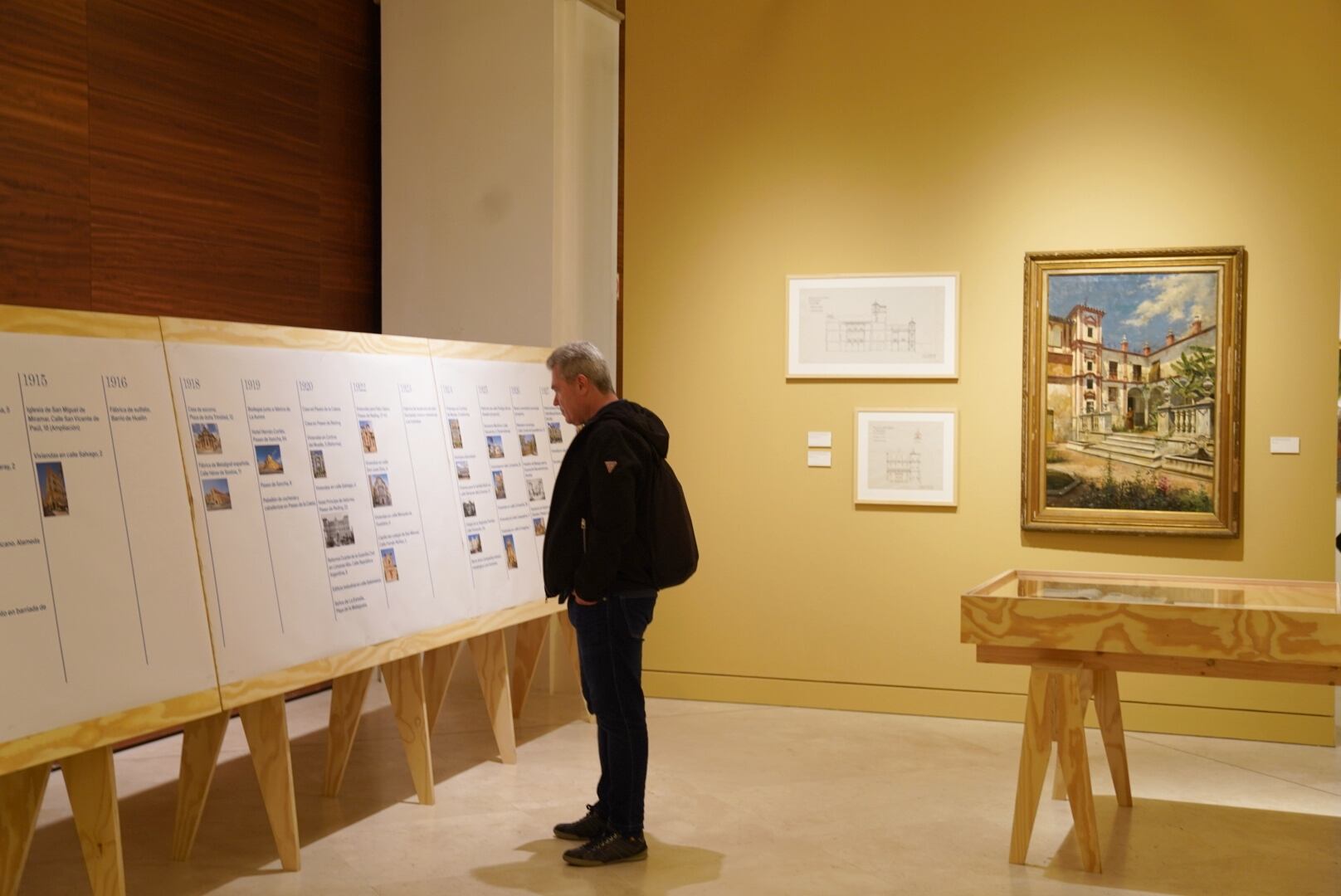 La exposición cuenta con préstamos y colaboraciones de numerosas instituciones, además de los fondos propios del Colegio de Arquitectos de Málaga y de la familia Guerrero Strachan. Para su organización se ha contado con el patrocinio de Grupo ORP, Sando, Porcelanosa y Salsa y el apoyo de instituciones y entidades como el Museo de Málaga, la Consejería de Cultura y Deporte de la Junta de Andalucía, el Ayuntamiento de Málaga, el Archivo Municipal de Málaga, el Archivo Histórico Diocesano de Málaga, la Diputación Provincial de Málaga, la Real Academia de Bellas Artes de San Telmo, el Museo Carmen Thyssen Málaga, Fundación Unicaja, el Archivo Díaz de Escovar y la Universidad de Málaga. En el ámbito nacional, han colaborado el Archivo Histórico Nacional, el Archivo Municipal de Sevilla, la Real Academia de Bellas Artes de San Fernando, el Museo Nacional del Prado y el Museo Sorolla.