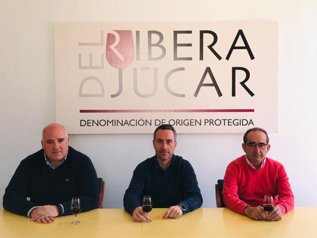 Javier Prósper en el centro, presidente de la DO Ribera del Júcar y Juan Miguel Cebrían, derecha, presidente de la DO Manchuela.