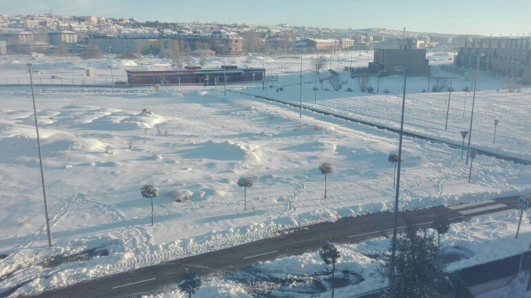 Los campos de fútbol de Sancti Spiritu, cubiertos de nieve