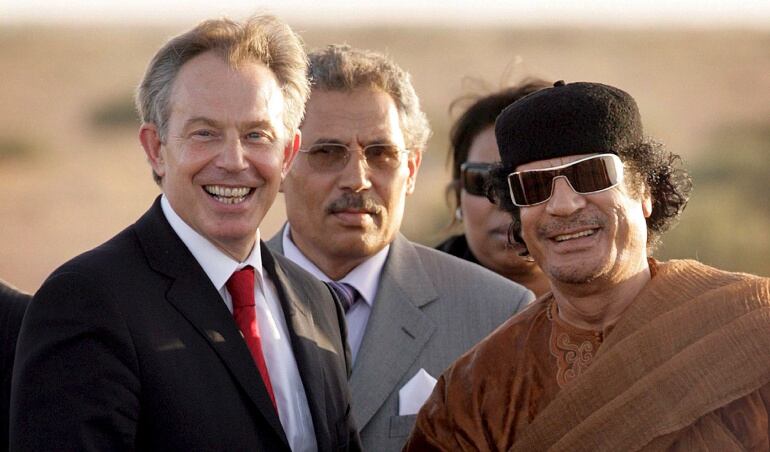 El primer ministro británico Tony Blair (i) junto al coronel Muamar Gaddafi en la ciudad de Sirte, Libia, en mayo de 2007