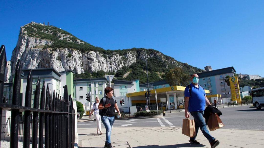 Varias personas caminan por Gibraltar.