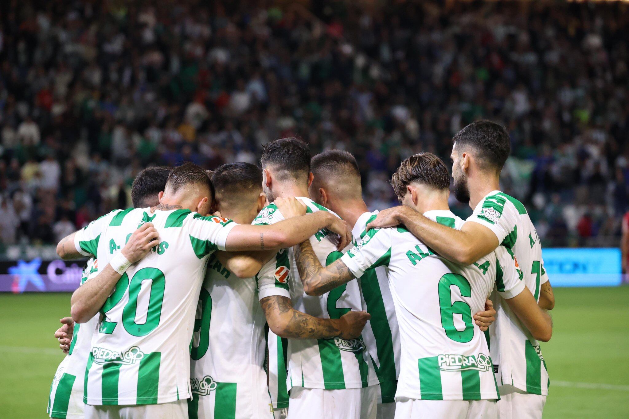 Piña del Córdoba CF tras una nueva victoria.