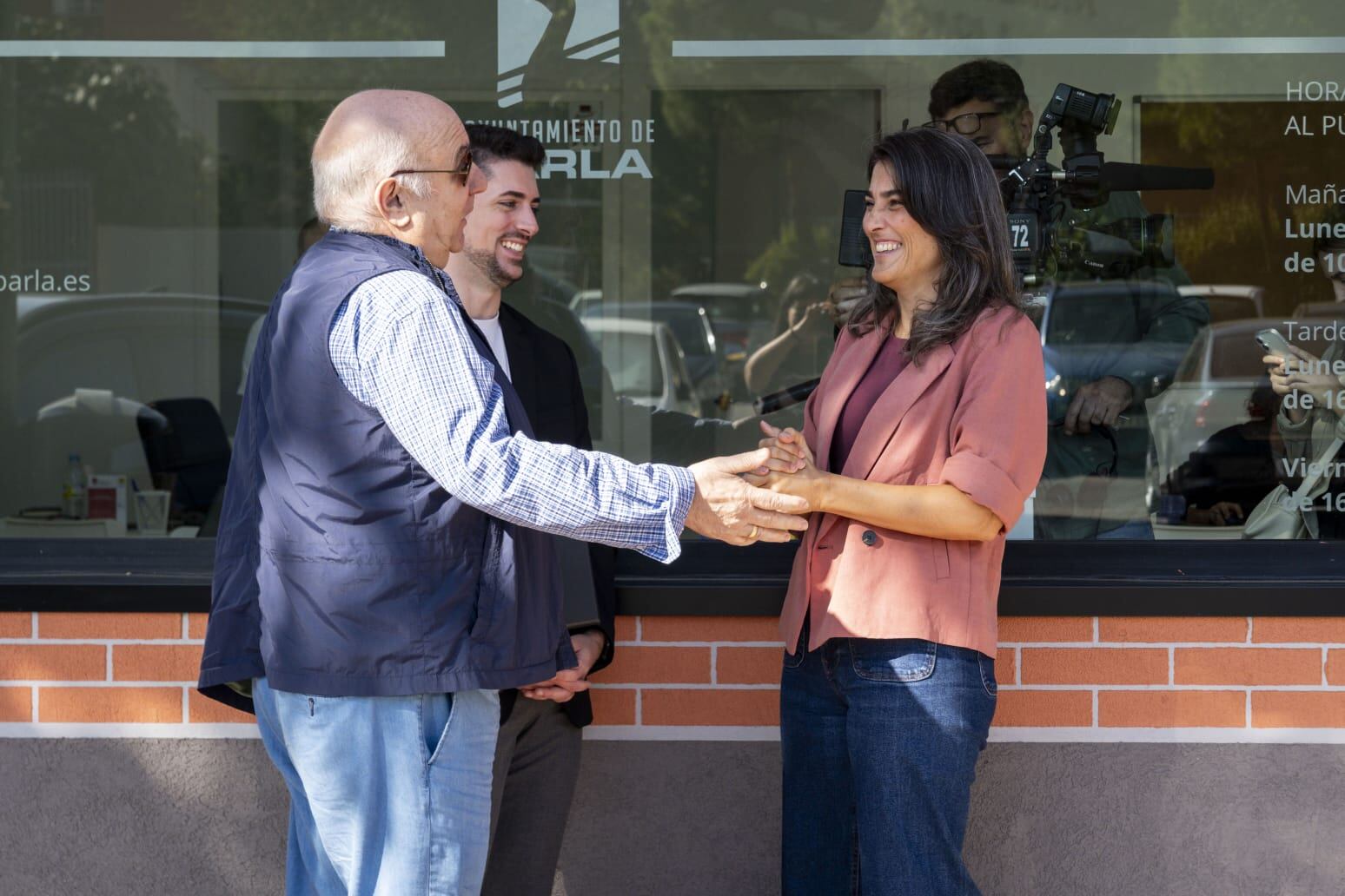 Manuela Bergerot y Miguel Fuentes, junto a un vecino de Parla en la Oficina de la Energía