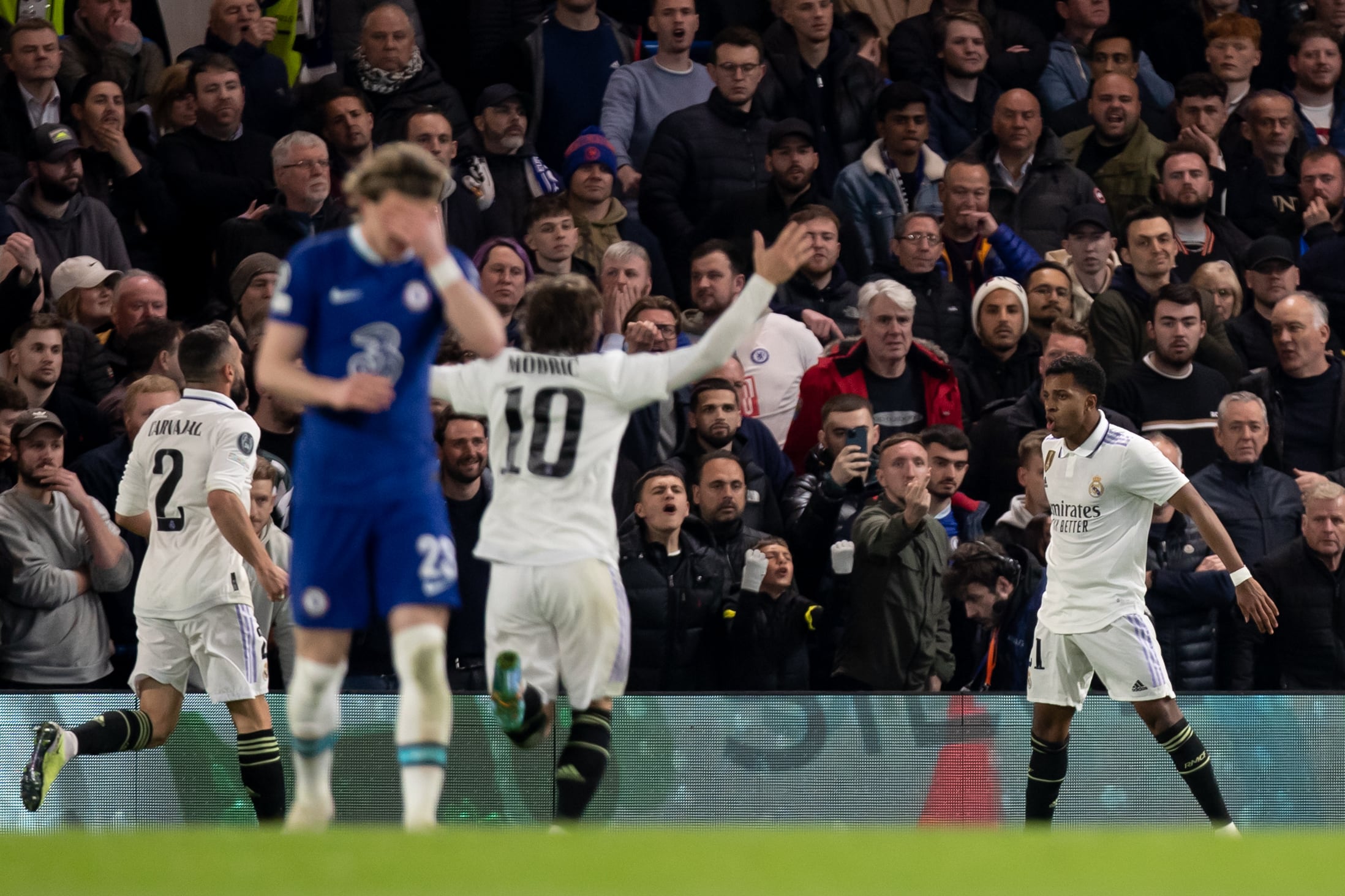 Rodrygo celebra uno de sus goles en Stamford Bridge.