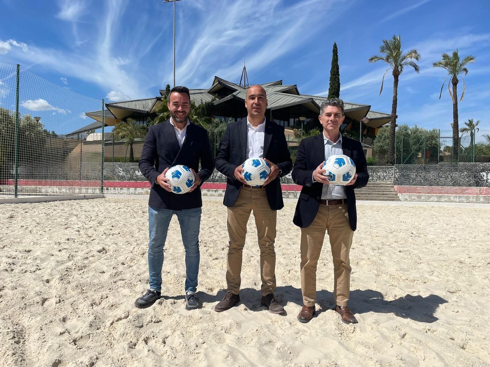 El concejal de Deportes, José María Álvarez, acompañado porel presidente delegado de la Real Federación Andaluza de Fútbol en Jaén,
Javier Mañas, y el gerente del Hotel HO Ciudad de Jaén, Manuel Arjonilla.