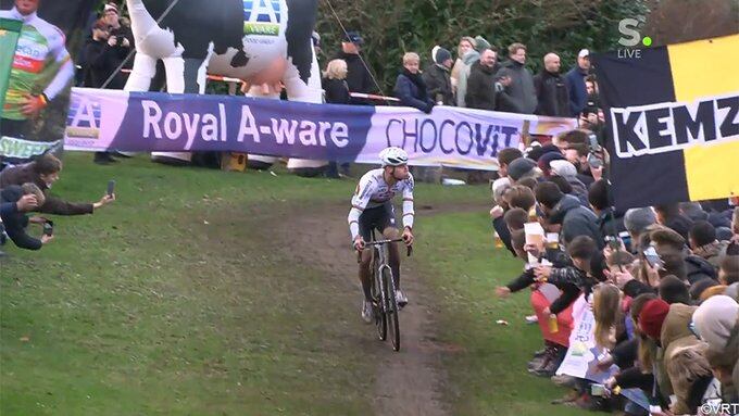 Van de Poel escupe a unos aficionados durante la undécima prueba de la Copa del Mundo de ciclocrós