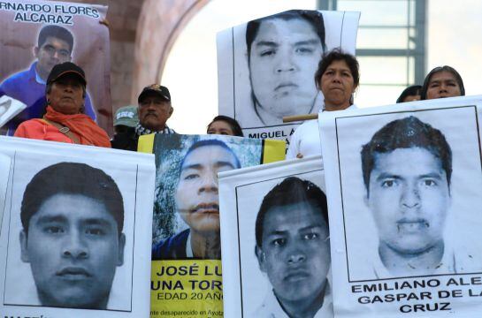 Carteles con algunos de los estudiantes desparecidos el pasado 26 de septiembre.