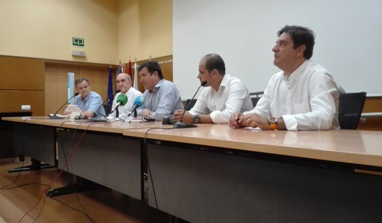 El coordinador provincial, Emigdio Tormo (d) y otros miembros de Ciudadanos en la presentación de la nueva gestora local