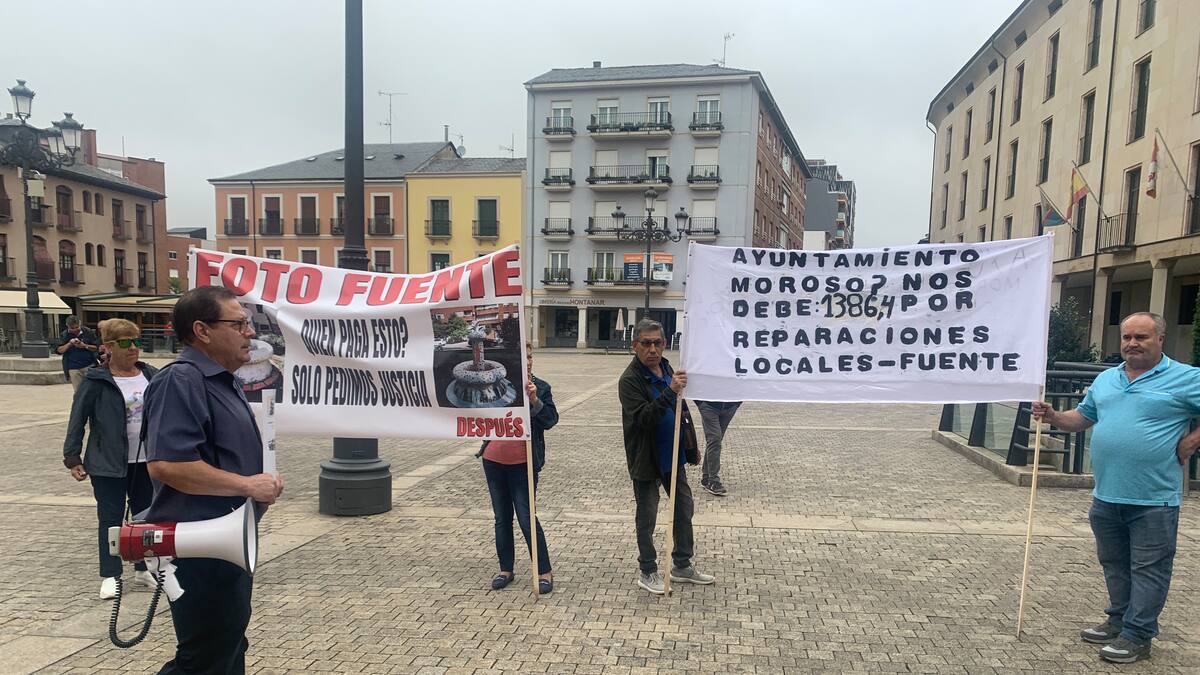 Vecinos del barrio de la Estación-Temple exigen en una concentración el pago de mil euros al ayuntamiento
