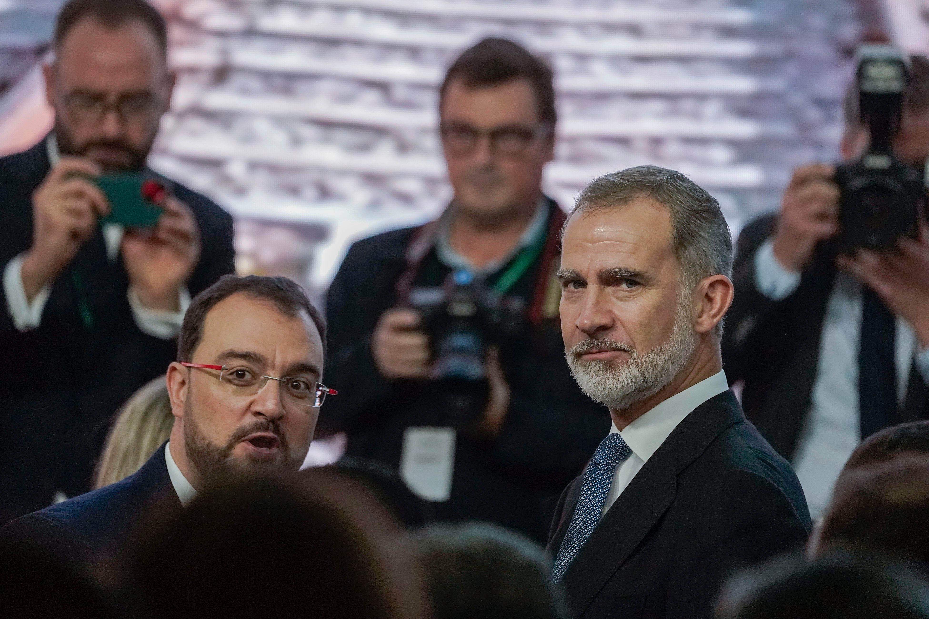 OVIEDO, 29/11/2023.- El rey Felipe VI, el presidente del Gobierno, Pedro Sánchez (i), y el presidente de Asturias, Adrián Barbón (d), participan en el acto institucional de inauguración de la alta velocidad ferroviaria entre la Meseta y Asturias este miércoles, en Oviedo. EFE/ Paco Paredes
