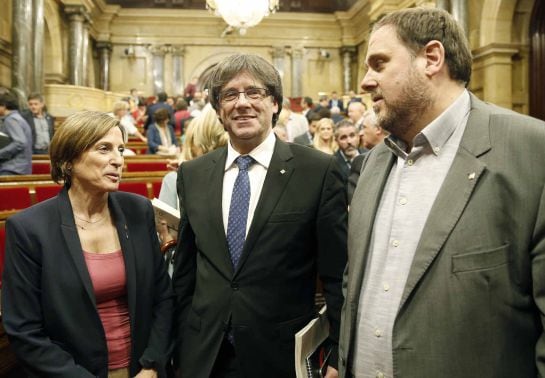 La presidenta del Parlamento catalán, Carme Forcadell, el presidente de la generalitat, Carles Puigdemont (c), y el vicepresidente, Oriol Junqueras (d)