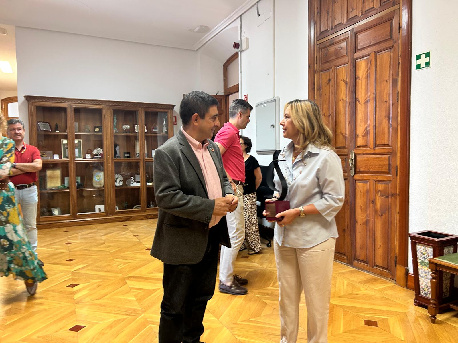 El presidente de la Diputación de Jaén, Paco Reyes, e Isabel Gallardo, empresaria jienense premiada.