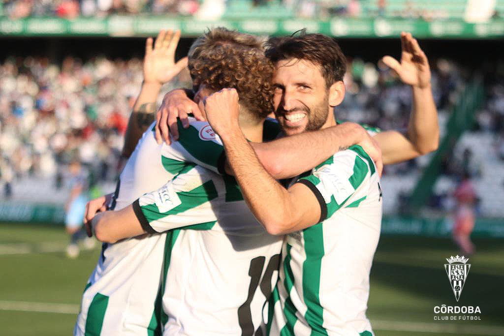 El equipo abrazado celebrando un gol.