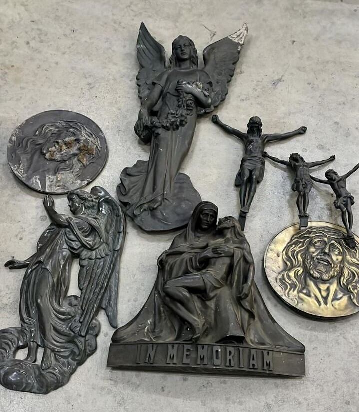 Alguns dels elements sostrets de nínxols del cementiri del Palau d&#039;Anglesola i recuperats d&#039;una deixalleria de Mollerussa pels Mossos d&#039;Esquadra. Foto: Mossos.