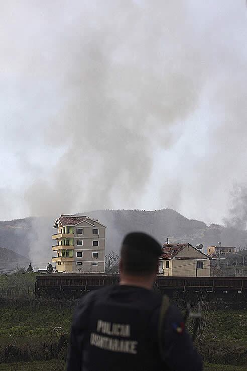 Un policía albano observa el lugar de la explosión