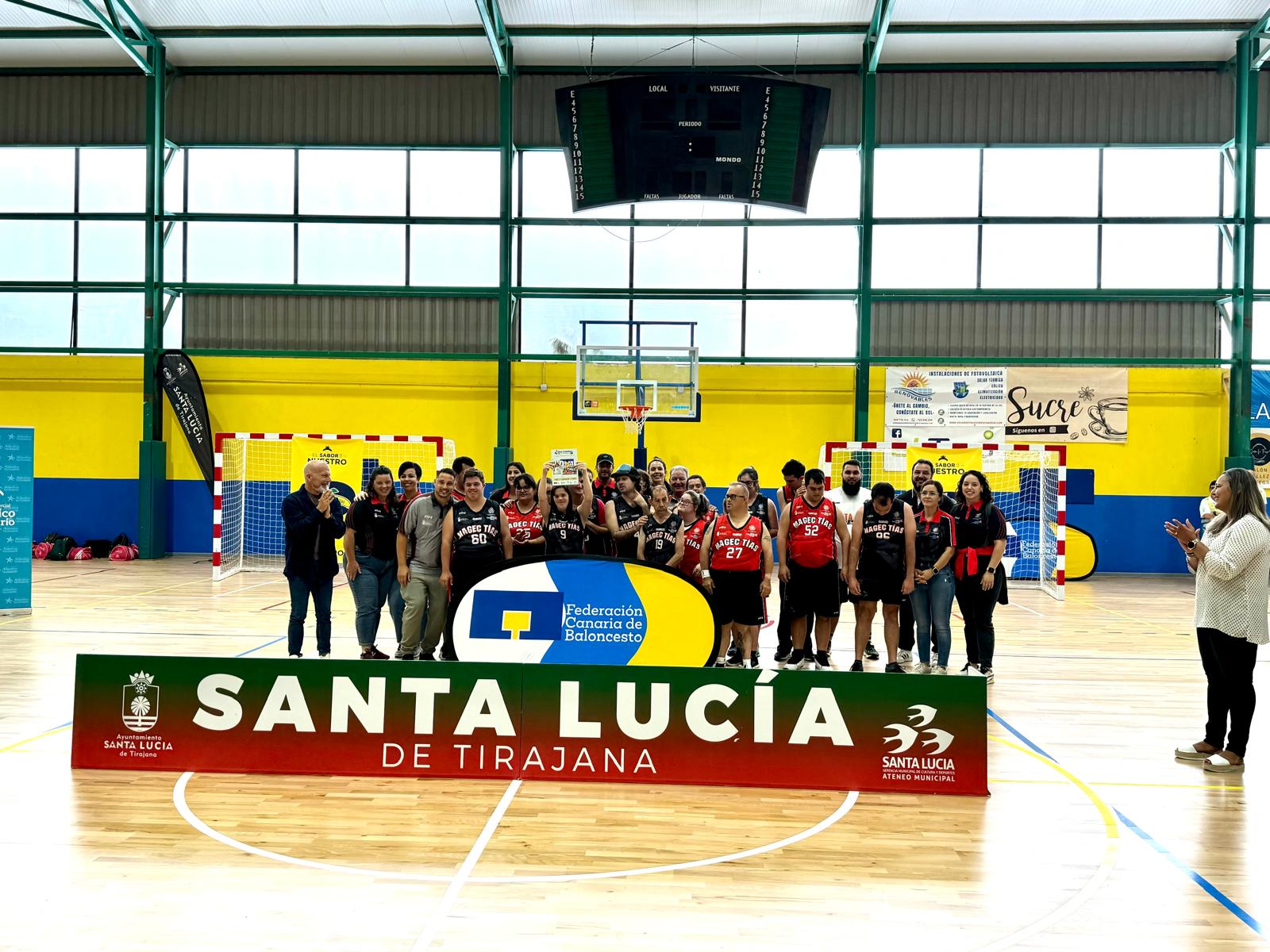 Los dos equipos del Magec Tías de baloncesto adaptado.