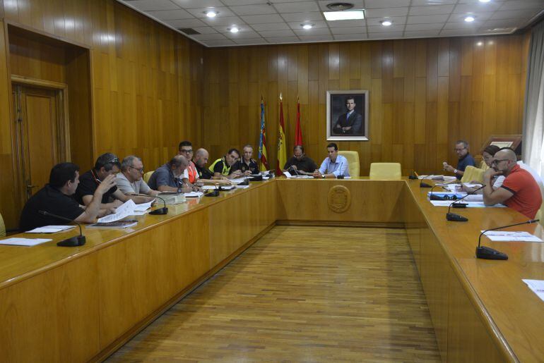 Reunión de la Junta de Seguridad en el salón de plenos del Ayuntamiento de Elda 