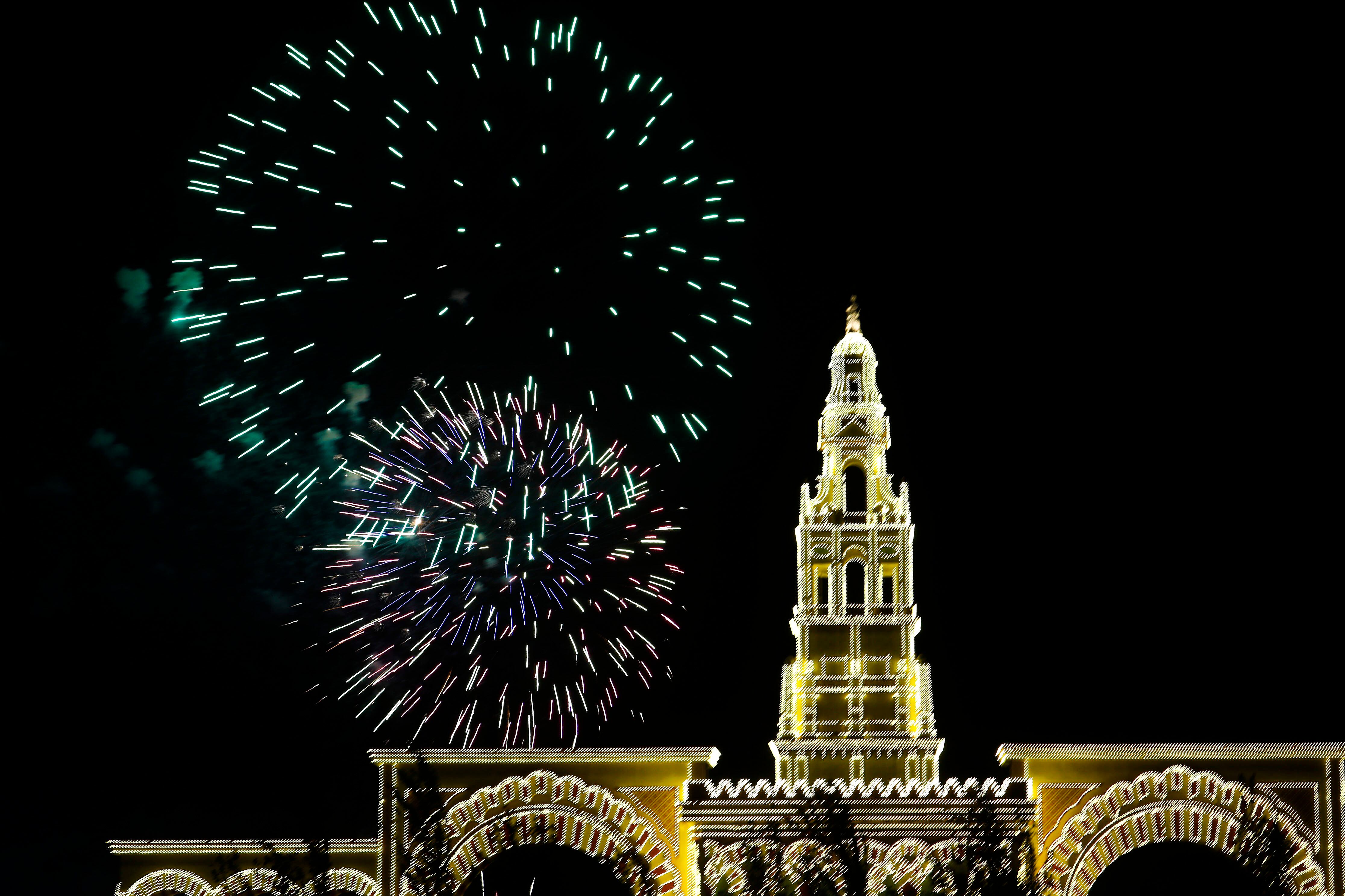 -FOTODELDÍA- CÓRDOBA, 18/05/2024.- Los fuegos artificiales sobre la portada de la feria dedicada a la Mezquita-Catedral marca el inicio de la feria de Nuestra Señora de la Salud, en Córdoba. EFE/Salas