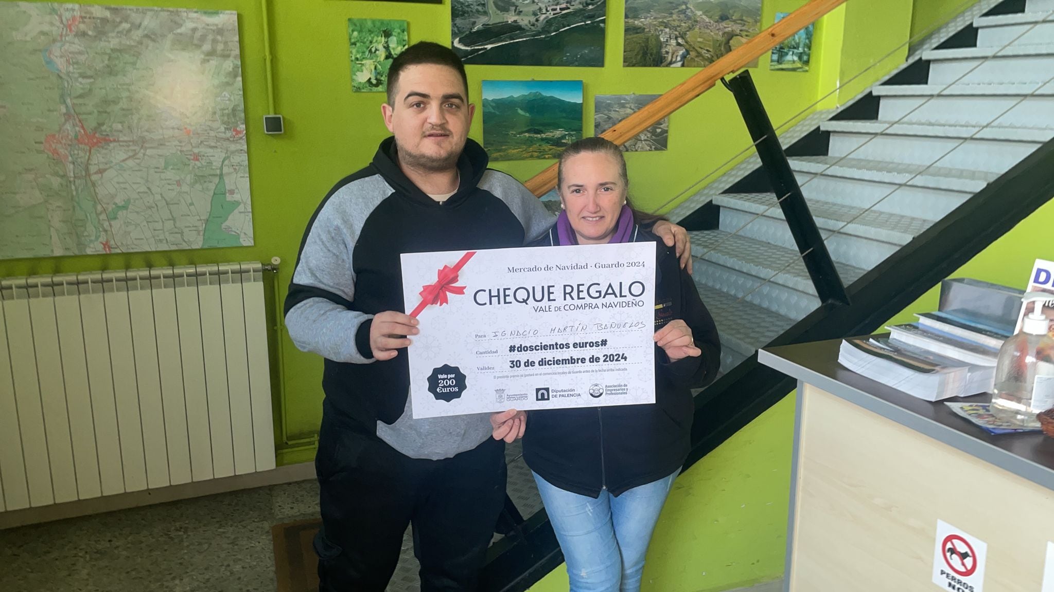 Los ganadores del sorteo del Mercado Navideño de Guardo recogen sus premios