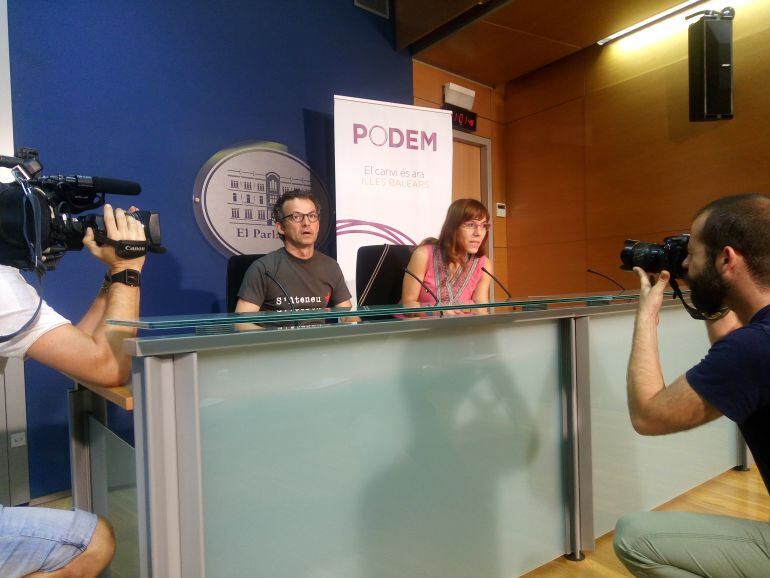 La portavoz del grupo parlamentario, Laura Camargo, quien, acompañada por el responsable de participación del partido, Sergio Storti, ha presentado el proyecto Impulsa 2.