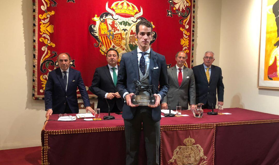 Pepe Moral posa para los medios tras recibir el premio del Aula Taurina de Sevilla por la Mejor Lección Torera de 2018