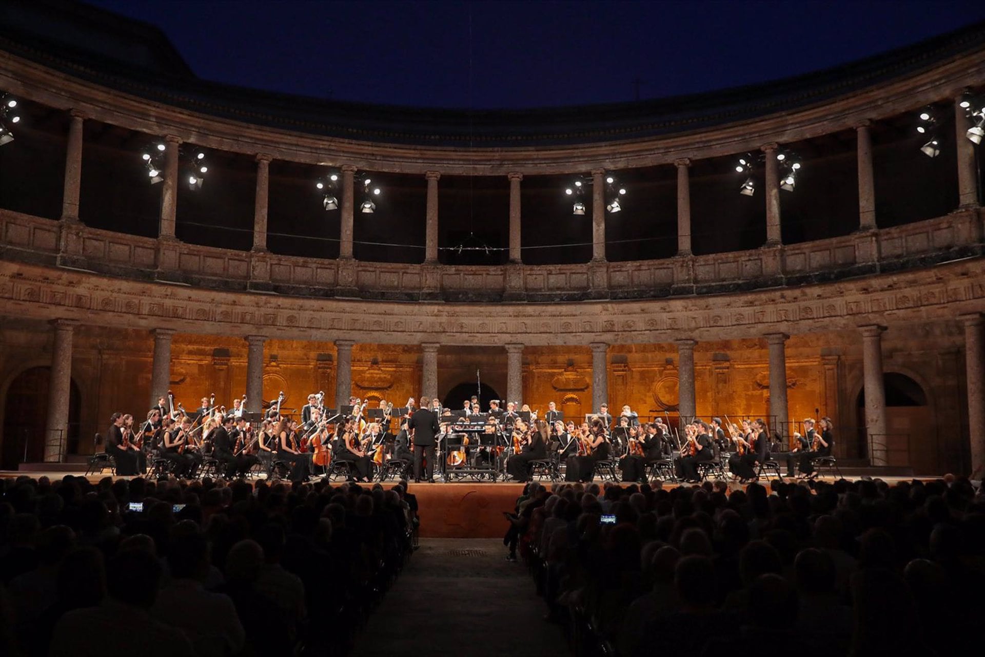 El titular de la Filarmónica de Berlín (Alemania), Kirill Petrenko ha abierto en el Palacio de Carlos V de Granada, con la Orquesta de Jóvenes Gustav Mahler a sus órdenes, el 73 Festival Internacional de Música y Danza.