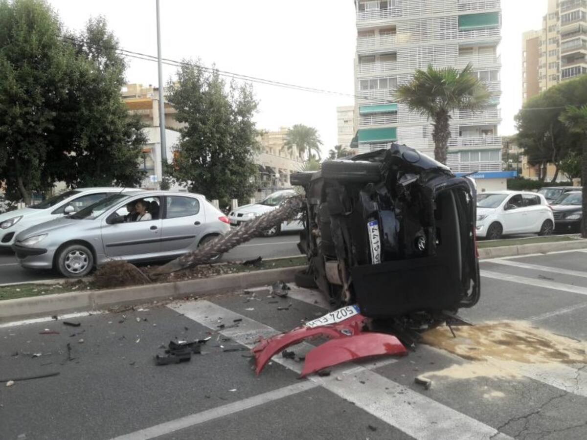 Una mujer, herida leve tras volcar su turismo en La Isleta