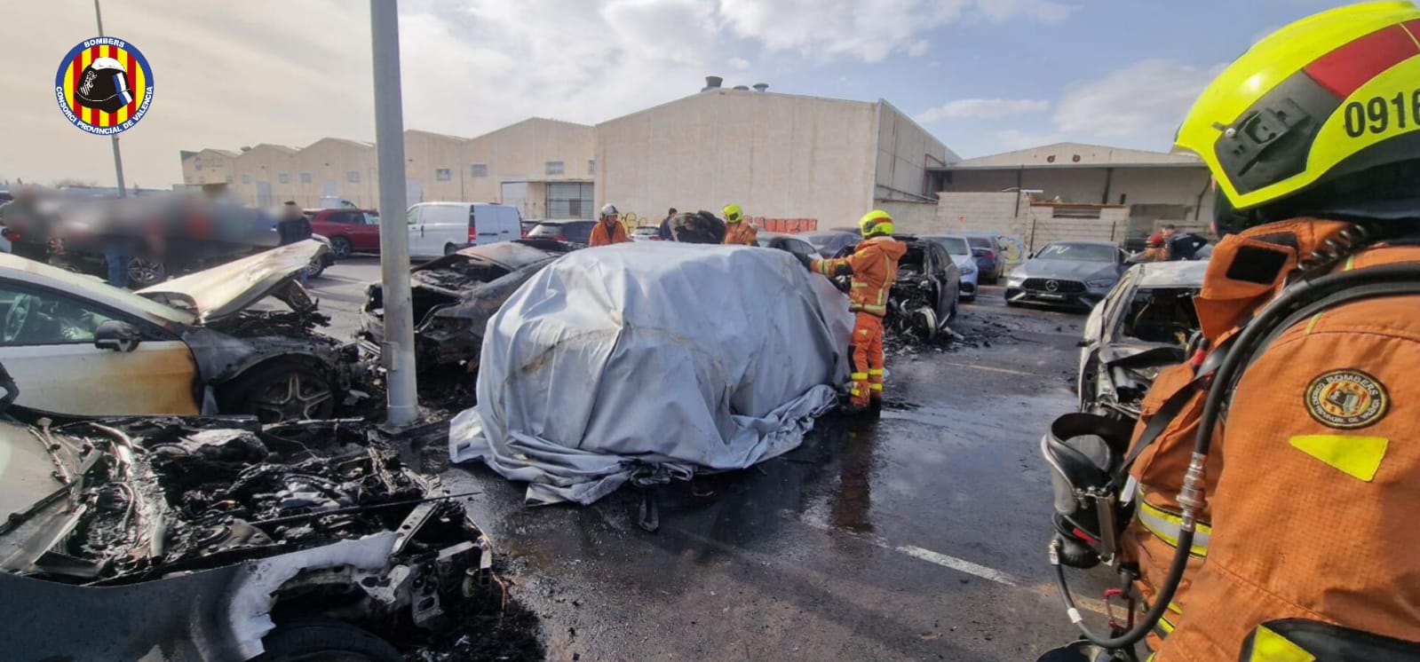 Incendio en campa de coches en Massanassa. Foto. Consorcio Provincial Bomberos Valencia