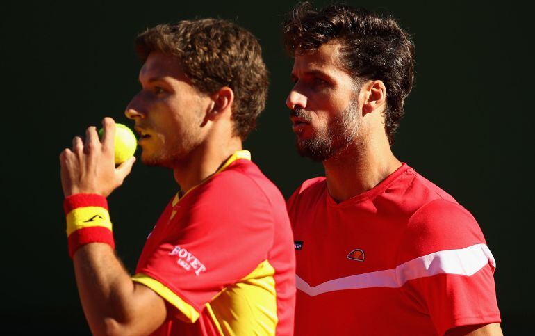 Pablo Carreño y Feliciano López hablan durante el partido de dobles frente a Reino Unido