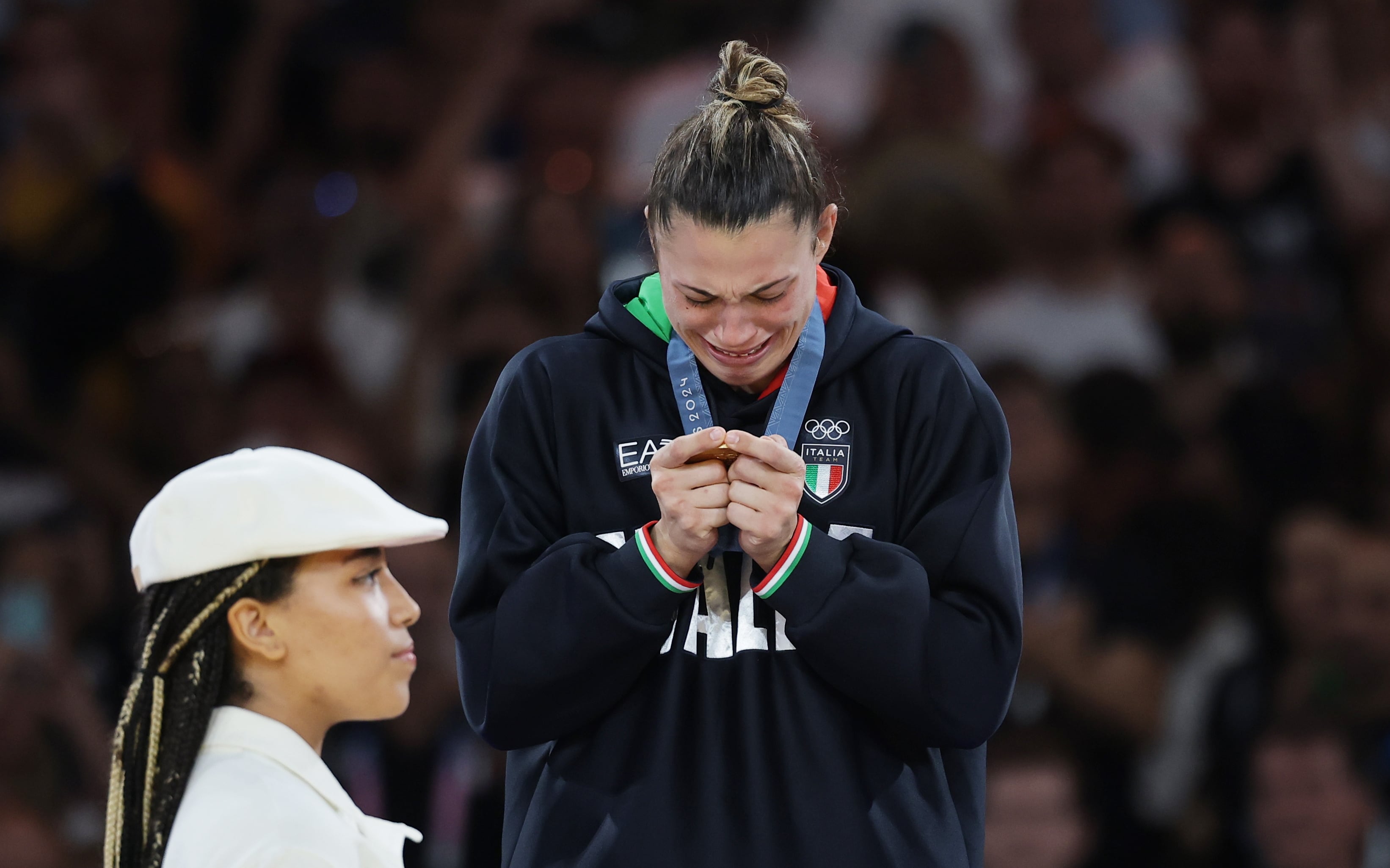 Alice Bellandi celebra su oro en París